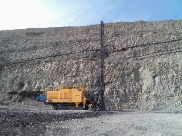 湖南有色重机成功研制国内最长钻臂露天钻机