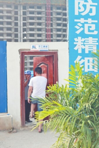 洛阳工人从19楼坠入桩基井内 医院称无生命体征