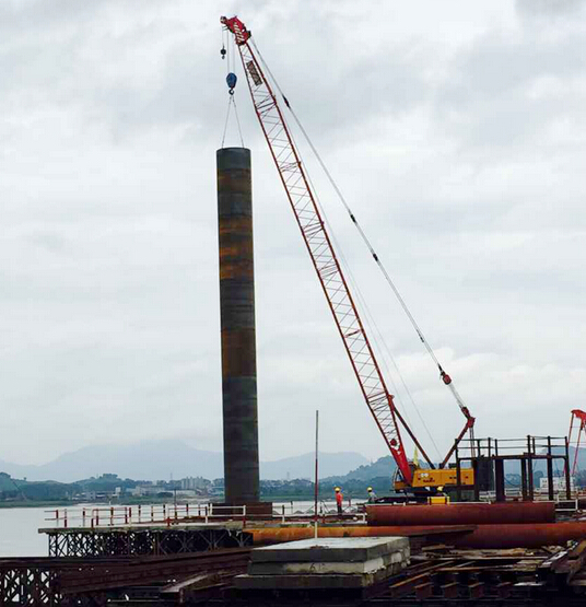 福州绕城项目部首根水中桩基钢护筒试打成功