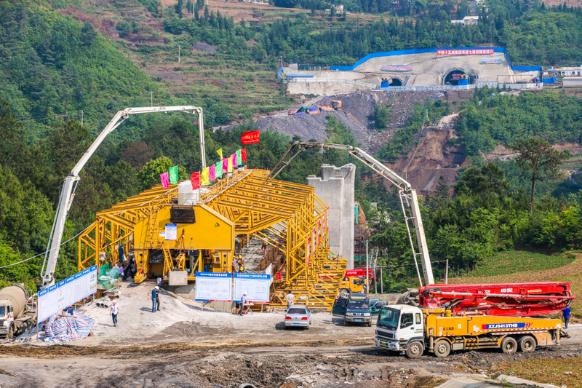 成贵铁路超额完成二季度投资计划