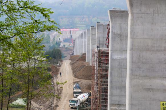 成贵铁路大方车站特大桥下部工程竣工