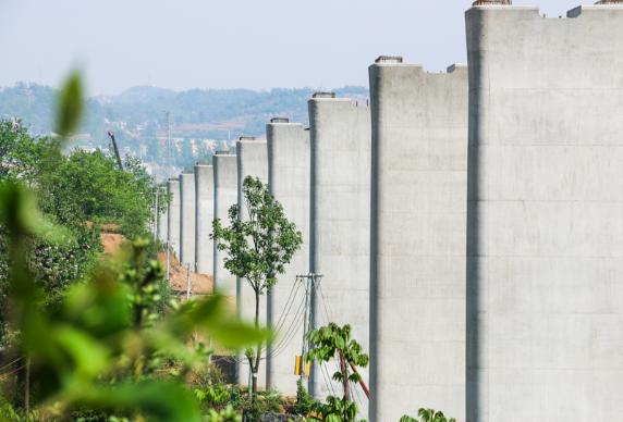 成贵铁路大方车站特大桥下部工程竣工