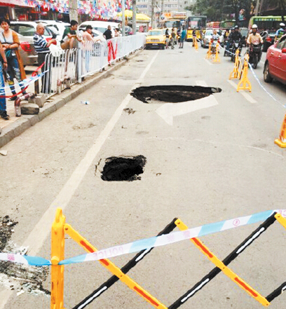 兰州西站马路突然地基下沉 满载公交&ldquo;轮陷&rdquo;