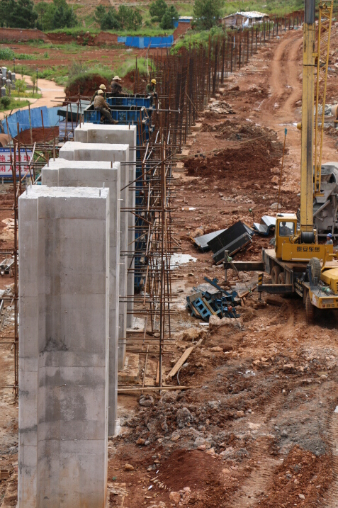 中铁二十一局三公司丽香铁路文峰段路基桩板墙施工进展顺利