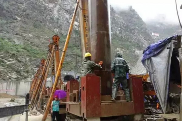 猴子岩水电站量水堰防渗墙顺利开浇