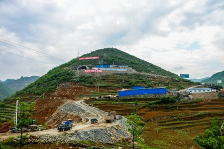 成贵铁路羊场隧道掘进过半