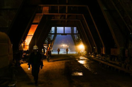 成贵铁路羊场隧道掘进过半