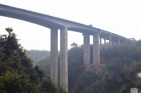 炎汝高速公路33标主体贯通