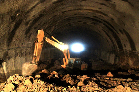 西海岸朝阳山隧道左线贯通 直达东方影都