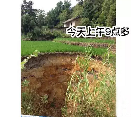 广东五华一农田地陷现巨坑 面积扩大吓坏村民