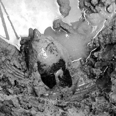 工人挖地基挖出一枚旧炮弹 疑是日军遗留物