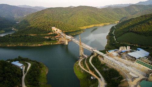 云桂铁路（云南段）第一长跨谷拉河大桥合龙