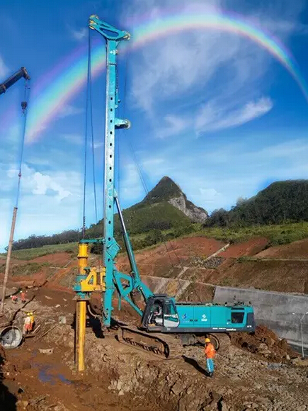 山河智能旋挖钻机&ldquo;桩&rdquo;扮火山岛 绿动彩虹国