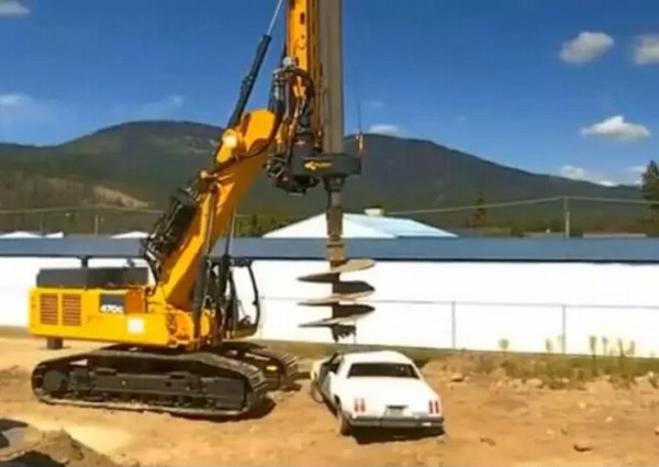 约翰迪尔47吨旋挖钻如何给汽车“松筋”?看完才知道什么叫粉身碎骨!