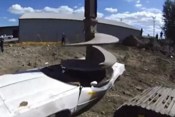 约翰迪尔47吨旋挖钻如何给汽车&ldquo;松筋&rdquo;？看完才知道什么叫粉身碎骨！