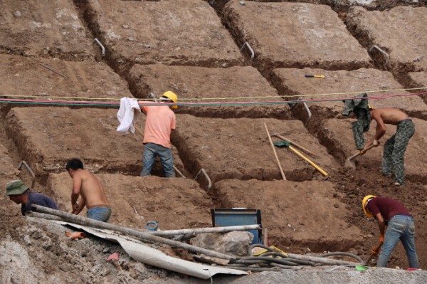中铁二十一局三公司丽香铁路项目雨中抢筑高边坡