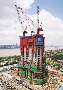 华中第一高楼武汉绿地中心主塔楼顺利突破100米