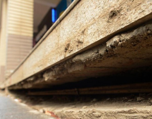 昆明滇池边高档小区地基下沉 地面变形路面断层