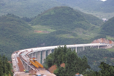 贵黔高速公路 6隧16桥双幅贯通