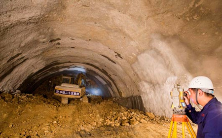 九景衢铁路鸡冲岭隧道顺利贯通