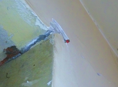 伏龙坪中街一院落地基下陷，墙体裂缝,承重柱与墙体错位这样的房子怎么住人呀？