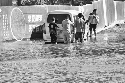 积水最深超过1米，不少涉水车辆熄火。