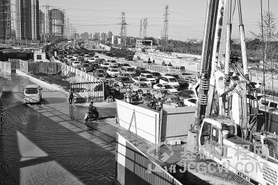 西三环南向北车道上堵起1公里多长的车队