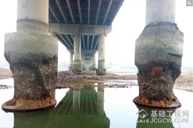 湖南一大桥露出虫蛀桩基 施工方：安全性能没问题