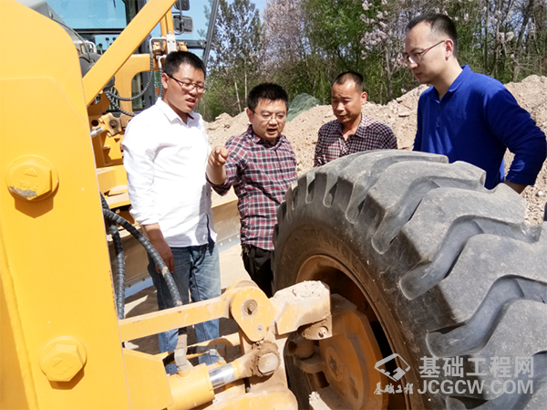 山推道路机械有限公司副总经理李林对客户进行现场问题讲解与技术指导