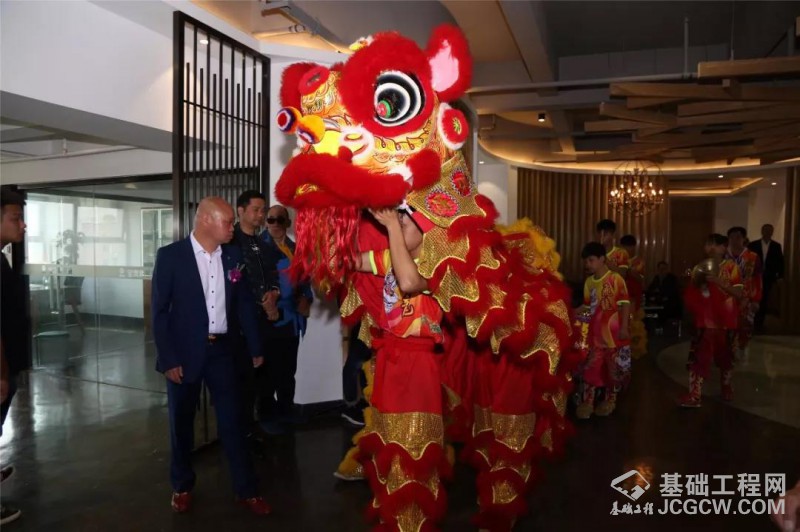 嘉宾们跟随领导陆续参观宝贵路办公环境