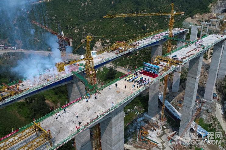 太行山高速西阜保定段胭脂河大桥合龙