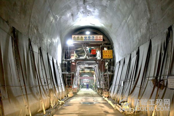 这是9月24日拍摄的内罗毕-马拉巴标轨铁路（内马铁路）项目第一期恩贡隧道。（新华社）