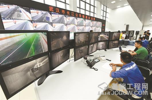 图为:武汉长江公铁隧道管理中心调度大厅 图为:武汉长江公铁隧道管理中心调度大厅