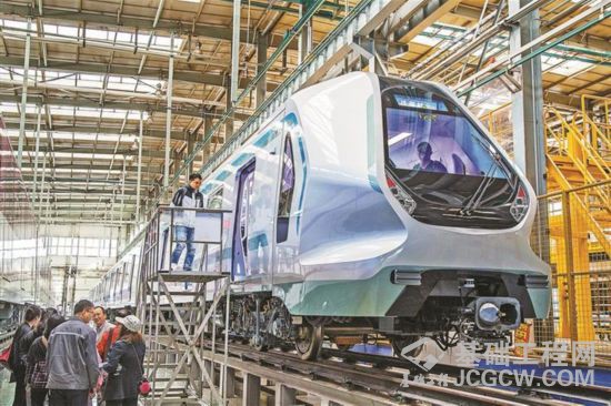 车型简洁大方，外观靓丽。 深圳特区报记者 刘羽洁 摄