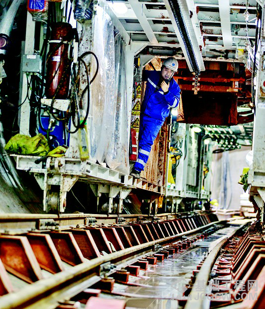 图为青山区武东大桥附近,地下43.4米的6号竖井内,圆形深隧已露雏形。 图为青山区武东大桥附近,地下43.4米的6号竖井内,圆形深隧已露雏形。