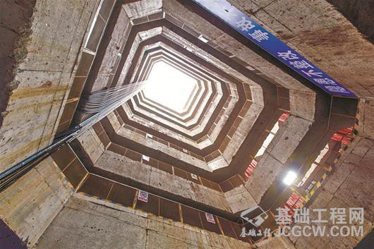 图为:6号井施工现场 图为:6号井施工现场