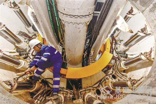 图为:盾构机驾驶员在维护盾构机 图为:盾构机驾驶员在维护盾构机