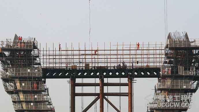 11月29日，隧道股份路桥集团建设者在昆阳路越江大桥进行主塔下横梁施工作业。