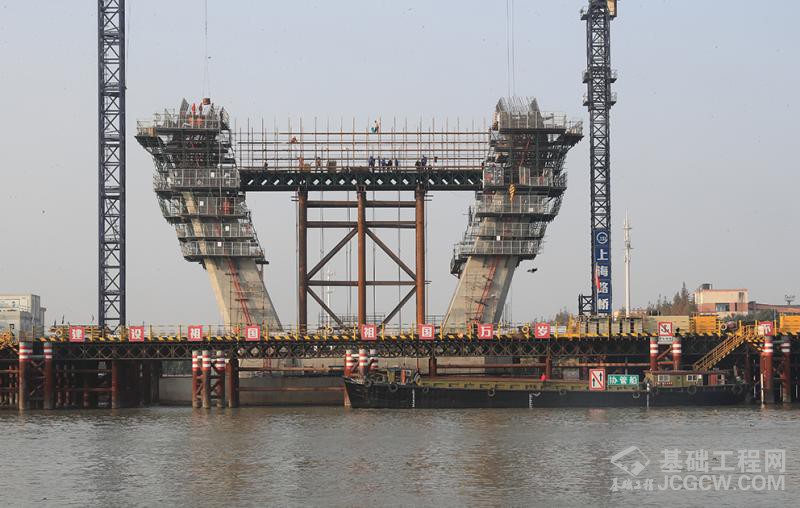 昆阳路越江大桥外观是一座独塔斜拉桥。整座大桥造型新颖美观，犹如一座小山俯卧在水系之上，搭配大桥的双索面，又像一面竖琴。