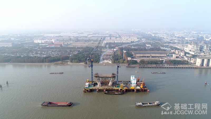 鸟瞰昆阳路越江大桥施工现场。