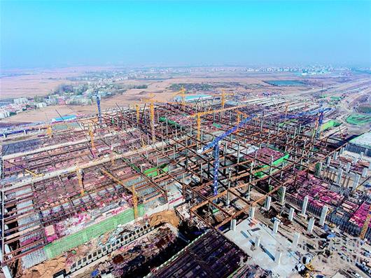 图为：8000人会战襄阳东津站。（视界网 金伟 摄）