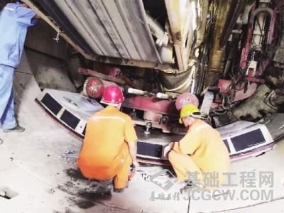 施工人员正在进行管片拼装。 施工人员正在进行管片拼装。