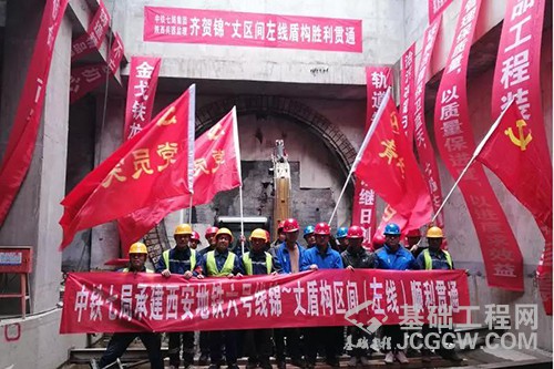 4月28日上午9点58分，随着地铁六号线锦业二路站~丈八六路站左线盾构区间贯通，至此该区间隧道实现双线贯通，为六号线一期工程后续施工打下了坚实基础。