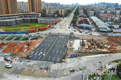 6月3日，长江路孙文东路路口东西方向的双向八车道已经铺好沥青，交通标志标线也已经完工。