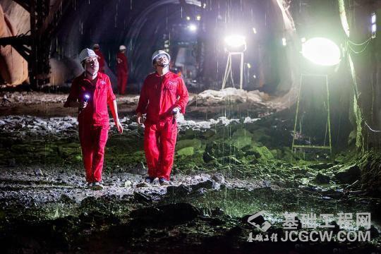 图为玉磨铁路项目部技术人员现场研究围岩地质