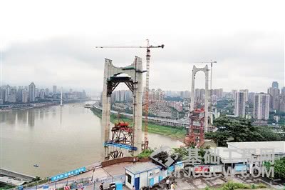 正在建设中的红岩村嘉陵江双索面公轨两用钢桁梁斜拉桥。 上游新闻记者 刘力 摄