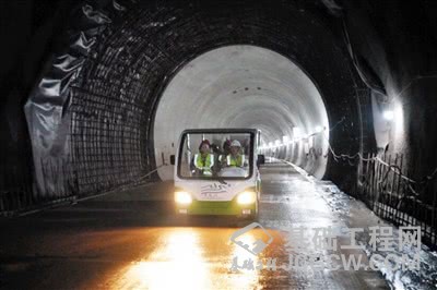 市民参观红岩村隧道。