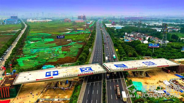 图说：跨沪蓉高速转体大桥顺利完成转体 来源/中交三航局供图