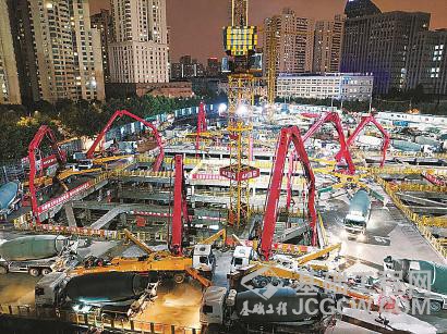 经过48个小时的连续混凝土浇筑,徐家汇中心主楼昨晨成功筑底。 (资料) 经过48个小时的连续混凝土浇筑,徐家汇中心主楼昨晨成功筑底。 (资料)