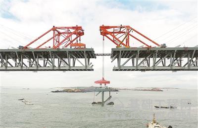21日,平潭海峡公铁大桥鼓屿门航道桥的钢桁梁在吊装中供图/新华社 21日,平潭海峡公铁大桥鼓屿门航道桥的钢桁梁在吊装中供图/新华社